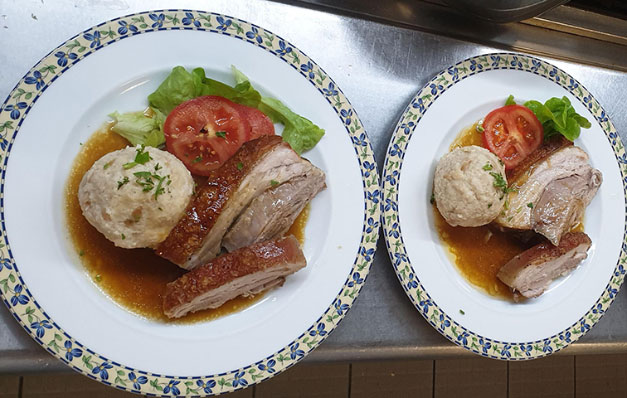 Ofenfrischer Schweinekrustenbraten aus dem Gasthof Mühle in Rinchnach