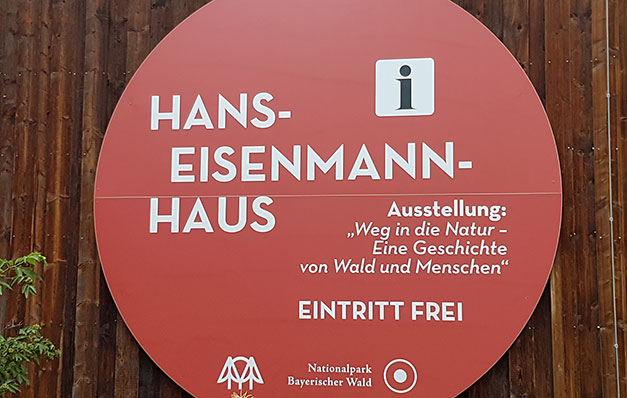 Nationalparkzentrum am Lusen bei Neuschoenau – Hans-Eisenmann-Haus und Tierfreigelaende