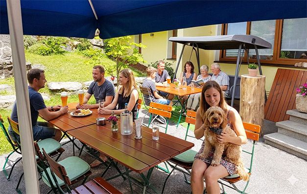 Biergarten vor dem Gasthof Mühle in Rinchnach – Bayerische Biergartenkultur im Bayerischen Wald