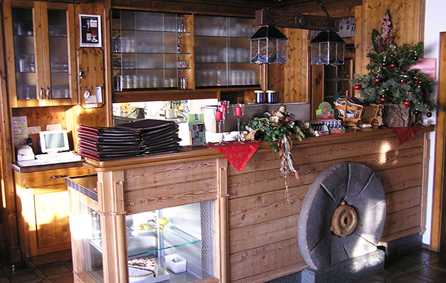 Heimisches Holz und naturnahe Gartenanlage im Wanderhotel Muehle