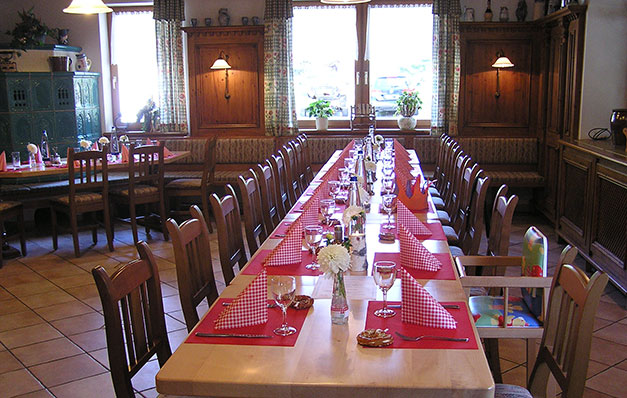 Gemütliches Nebenzimmer für Feierlichkeiten im Gasthof Mühle