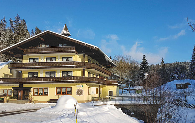 Winterurlaub im Bayerischen Wald – verschneite Landschaft beim Wanderhotel Muehle in Rinchnach