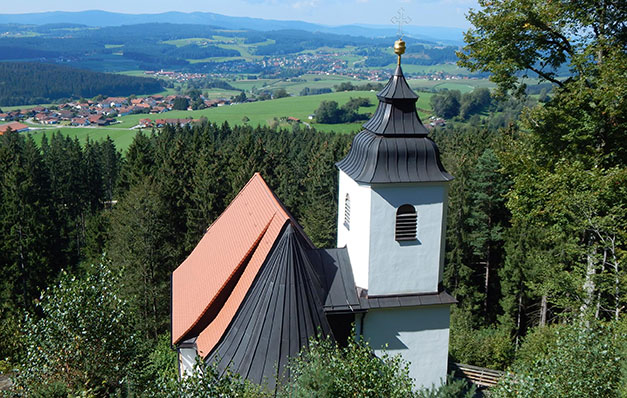 Wallfahrtskirchlein Frauenbruennl – weisser Turm ueberragt den Rinchnacher Hochwald